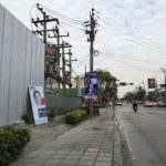โดนเหมือนกัน! เพื่อไทย โวยถูกปลดป้ายหาเสียง พบป้ายคู่แข่งติดแทน โชว์หลักฐาน