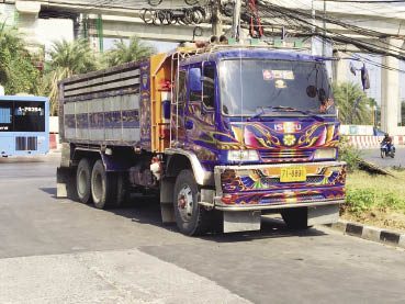 ‘สิบล้อปืนดุ’ ฉุนเก๋งบีบแตร-ขับปาด ภาพชัดนาทีลั่นไกใส่ : สดจากสนาม