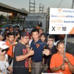 'ธนาธร' ปราศรัยใหญ่ปทุมธานี แฟนคลับแห่ต่อคิวเซลฟี่ นักเรียนสาวกรี๊ดโผกอด
