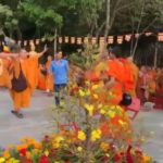 ศึกผ้าเหลือง! หลวงพี่วางมวยในวัด สาดหมัด-แข้งสุดเดือด บาตรก็มา (คลิป)