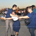 'ธนาธร' ปราศรัยใหญ่ปทุมธานี แฟนคลับแห่ต่อคิวเซลฟี่ นักเรียนสาวกรี๊ดโผกอด