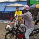 กปปส.ป้องสถาบันฯ บุกสำนักงาน หัวหน้า ทษช. บีบ 'พ่อ-แม่' ปรีชาพล ขอโทษ!