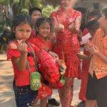 ครูรู้แล้วว่ารัก! นักเรียนรุมเอาสติ๊กเกอร์ ละเลงทั่วร่างคุณครูสาว วันวาเลนไทน์  