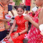 ครูรู้แล้วว่ารัก! นักเรียนรุมเอาสติ๊กเกอร์ ละเลงทั่วร่างคุณครูสาว วันวาเลนไทน์  