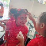 ครูรู้แล้วว่ารัก! นักเรียนรุมเอาสติ๊กเกอร์ ละเลงทั่วร่างคุณครูสาว วันวาเลนไทน์  