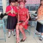 ครูรู้แล้วว่ารัก! นักเรียนรุมเอาสติ๊กเกอร์ ละเลงทั่วร่างคุณครูสาว วันวาเลนไทน์  