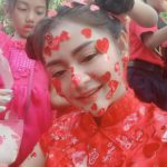 ครูรู้แล้วว่ารัก! นักเรียนรุมเอาสติ๊กเกอร์ ละเลงทั่วร่างคุณครูสาว วันวาเลนไทน์  
