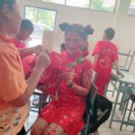 ครูรู้แล้วว่ารัก! นักเรียนรุมเอาสติ๊กเกอร์ ละเลงทั่วร่างคุณครูสาว วันวาเลนไทน์  