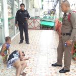 สุดสะเทือนใจ! หนูน้อยถือขวดนม นั่งเฝ้าแม่นอนเมาหมดสติริมถนน