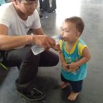 สุดสะเทือนใจ! หนูน้อยถือขวดนม นั่งเฝ้าแม่นอนเมาหมดสติริมถนน