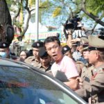 'เพนกวิน-เอกชัย' บุกกองทัพบก เปิด 'ประเทศกูมี' ยื่นหนังสือ โดนรวบทันที! (คลิป)