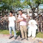 'เพนกวิน-เอกชัย' บุกกองทัพบก เปิด 'ประเทศกูมี' ยื่นหนังสือ โดนรวบทันที! (คลิป)