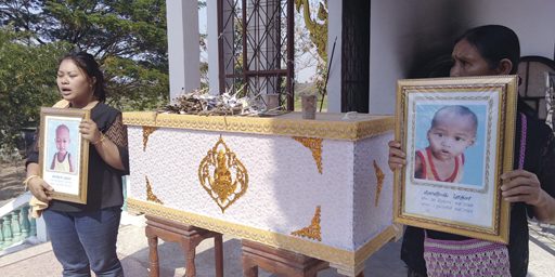 พ่อกรอกยาพิษฆ่าลูกแฝด