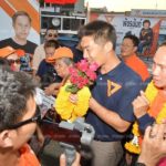'ธนาธร' ปราศรัยใหญ่ปทุมธานี แฟนคลับแห่ต่อคิวเซลฟี่ นักเรียนสาวกรี๊ดโผกอด