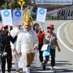 ฮือฮา! ผู้สมัครพรรคประชากรไทย แต่งชุดเทวดา สมัครส.ส. ลั่นมาช่วยไทยพ้นวิกฤต