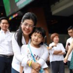 'หญิงหน่อย' ควง 'น้องจินนี่' เดินสยาม ทำเอาวัยรุ่นถาม จะกาเพื่อไทยตรงไหน?