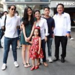'หญิงหน่อย' ควง 'น้องจินนี่' เดินสยาม ทำเอาวัยรุ่นถาม จะกาเพื่อไทยตรงไหน?