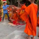 ศึกผ้าเหลือง! หลวงพี่วางมวยในวัด สาดหมัด-แข้งสุดเดือด บาตรก็มา (คลิป)