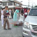 สยองหน้าโรงเรียน! คนร้ายโหดรัว 4 นัดซ้อน ประกบยิงเสี่ยรับเหมาดับคากระบะ