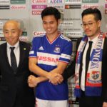 โยโกฮามา มารินอส เปิดตัว ธีราทร ต่อหน้าสื่อญี่ปุ่น - อิเนียสตา โผกอดเพื่อนเก่า