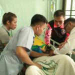 แม่รับมือไม่ไหว! ลูกชายวัย16 คลั่งขาดยา ทำร้ายร่างกาย ตร.จับใส่กุญแจมือ ดิ้นจนแขนบวม