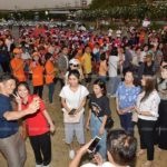 'ธนาธร' ปราศรัยใหญ่ปทุมธานี แฟนคลับแห่ต่อคิวเซลฟี่ นักเรียนสาวกรี๊ดโผกอด