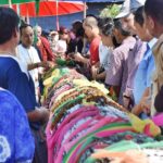 รุมขูดหาเลขเด็ด ตะเคียนทอง แน่นวัด ให้โชคถูกหวยกันทั้งตลาด หลังนำขึ้นจากน้ำ