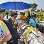 รุมขูดหาเลขเด็ด ตะเคียนทอง แน่นวัด ให้โชคถูกหวยกันทั้งตลาด หลังนำขึ้นจากน้ำ