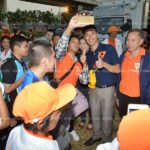 'ธนาธร' ปราศรัยใหญ่ปทุมธานี แฟนคลับแห่ต่อคิวเซลฟี่ นักเรียนสาวกรี๊ดโผกอด