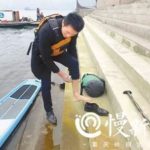 รอคิวเรือเฟอร์รี่นาน หนุ่มใช้ "บอร์ดยืนพาย" ลอยข้ามแม่น้ำไปทำงาน (คลิป)