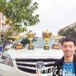 รอคิวเรือเฟอร์รี่นาน หนุ่มใช้ "บอร์ดยืนพาย" ลอยข้ามแม่น้ำไปทำงาน (คลิป)