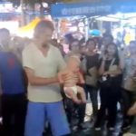 มาเลย์รวบคู่รักชาวรัสเซีย โชว์ทารกริมถนนสุดอันตราย (คลิป)