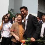มาแล้ว! ภาพชุด 'แม่สมพร' โผล่เซอร์ไพรส์ธนาธร ขอกำลังใจ เป็นคะแนนให้ลูกชาย!