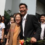 มาแล้ว! ภาพชุด 'แม่สมพร' โผล่เซอร์ไพรส์ธนาธร ขอกำลังใจ เป็นคะแนนให้ลูกชาย!