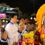 ชัชชาติ นำทีมเพื่อไทย ขอพร ย่าโม วีรสตรีโคราช ลอดซุ้มประตูชุมพล เอาฤกษ์เอาชัย