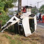 กระบะพลิกคว่ำหลายตลบ สาวท้อง-3ชีวิต เจ็บเล็กน้อย ชาวบ้านเชื่อลูกช่วยชีวิต