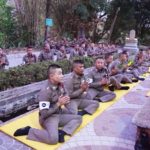 ปลูกจิตสำนึกที่ดี! ผู้การฯชลบุรี พาตำรวจเข้าวัดสวดมนต์ร่วมชาวบ้าน วันมาฆบูชา