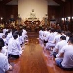 ปลูกจิตสำนึกที่ดี! ผู้การฯชลบุรี พาตำรวจเข้าวัดสวดมนต์ร่วมชาวบ้าน วันมาฆบูชา