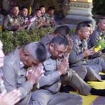 ปลูกจิตสำนึกที่ดี! ผู้การฯชลบุรี พาตำรวจเข้าวัดสวดมนต์ร่วมชาวบ้าน วันมาฆบูชา