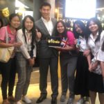 'ด้อมฟ้า' โผล่เชียร์ 'ธนาธร' หัวหน้าพรรคอนาคตใหม่ วัยรุ่น-นศ. แห่ชูป้ายไฟ 'ฟ้ารักพ่อ'