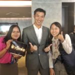 'ด้อมฟ้า' โผล่เชียร์ 'ธนาธร' หัวหน้าพรรคอนาคตใหม่ วัยรุ่น-นศ. แห่ชูป้ายไฟ 'ฟ้ารักพ่อ'