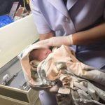 เจ็บท้องก่อนถึงรพ.! สาวสุดอั้นจอดริมทาง คลอดลูกสาวในรถ ปลอดภัยทั้งคู่