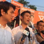 “ธนาธร” โหนรถเมล์สาย 14 ขนลูกพรรคจับเบอร์ ลั่น!! เล่นการเมือง เพื่อมาหยุด 'คสช.'