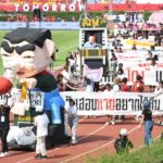 'งานบอล มธ.-จุฬา' ล้อการเมืองแสบ! มาครบ โต๊ะจีน กินประเทศ เครื่องดูด? (คลิป)