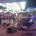 รถตู้ซิ่งระทึก พุ่งข้ามเกาะกลางถนน ชนอัดยับเก๋งเจ้าของปั้ม ขับสวนทางมา เจ็บหนักทั้งคู่