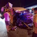 รถตู้ซิ่งระทึก พุ่งข้ามเกาะกลางถนน ชนอัดยับเก๋งเจ้าของปั้ม ขับสวนทางมา เจ็บหนักทั้งคู่