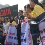 'บิ๊กตู่-บิ๊กป้อม' ลุยจตุจักร กรี๊ดลั่น ป้ายเชียร์เพียบ! ขอแฟนคลับ ไม่การเมืองนะ(คลิป)