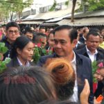 'บิ๊กตู่-บิ๊กป้อม' ลุยจตุจักร กรี๊ดลั่น ป้ายเชียร์เพียบ! ขอแฟนคลับ ไม่การเมืองนะ(คลิป)