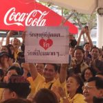 'บิ๊กตู่-บิ๊กป้อม' ลุยจตุจักร กรี๊ดลั่น ป้ายเชียร์เพียบ! ขอแฟนคลับ ไม่การเมืองนะ(คลิป)