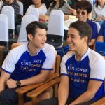 กรี๊ดไม่กลัวเจ็บคอ เด็กๆท่าวังผาเชียร์ มาริโอ้-อเล็กซ์ แข่งบอลสนามคิงเพาเวอร์มอบให้